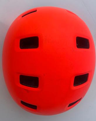 casco e protezioni ginocchi gomiti e polsi