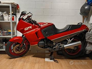 moto KAVASAKI rossa