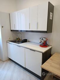 Piano cucina Ikea con lavandino e lavatrice