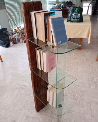 Libreria in legno e vetro