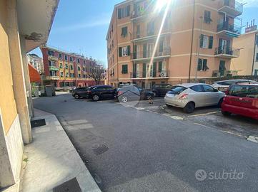 NEGOZIO A GENOVA