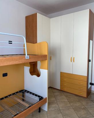 Cameretta con letto a castello,passerella,armadio