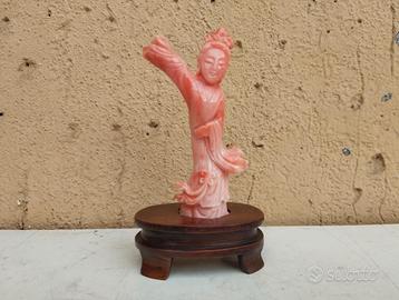 Antica statuina cinese geisha in corallo rosa boké