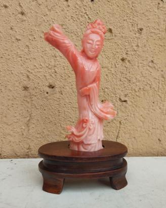 Antica statuina cinese geisha in corallo rosa boké