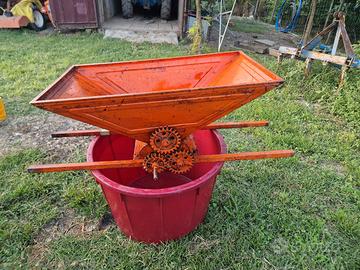 Pigiatrice uva a mano con vasca raccolta