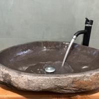 Lavabo nuovo in pietra di fiume, meraviglioso.