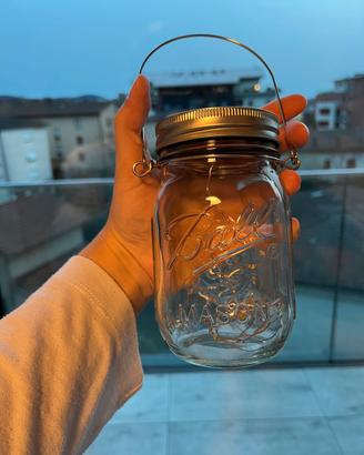 Vasetto con lucine a LED solari interne.