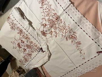 Completo lenzuola matrimoniali ricamate a mano