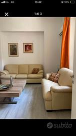 Coppia di 2 divani in pelle color crema