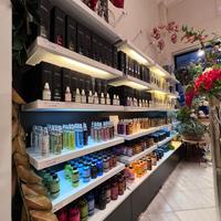 Scaffale espositivo con ripiani illuminati