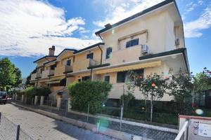 Villa a schiera con tre camere e due bagni