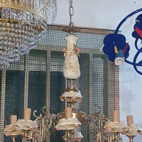 Due lampadari in ceramica e ottone anticato