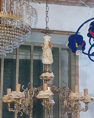 Due lampadari in ceramica e ottone anticato