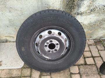pneumatici 215/70 R15 cp con cerchi in ferro 