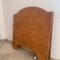 Due letti singoli e scrittoio in legno