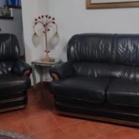 Divano-letto e poltrona in pelle