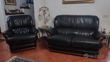 Divano-letto e poltrona in pelle