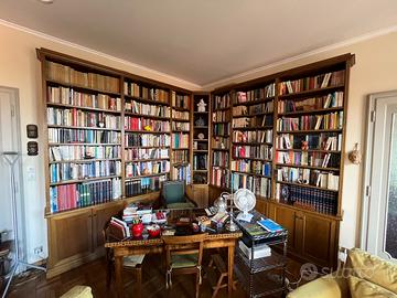 Libreria ad angolo in legno massiccio