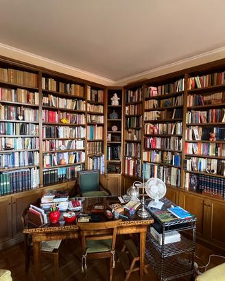 Libreria ad angolo in legno massiccio