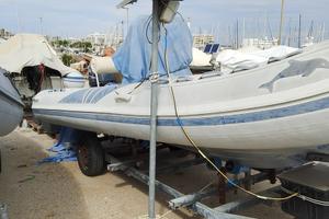 Gommone con tutti gli accessori