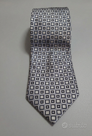 Elegante cravatta in seta con motivo geometrico