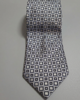 Elegante cravatta in seta con motivo geometrico