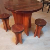 Tavolino rotondo di legno da taverna con banchetti