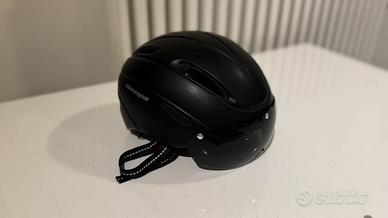 Casco bicicletta e monopattino con visiera