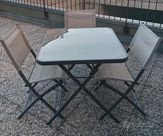 tavolino da esterno con tre sedie