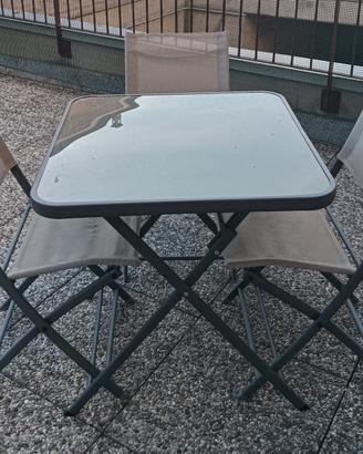 tavolino da esterno con tre sedie