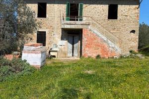 Rustico / Casale di 250 m² con più di 5 locali a B
