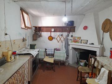 Casa singola con doppio accesso e corte interna