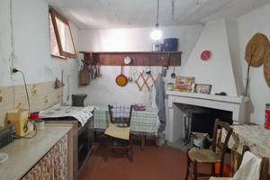 Casa singola con doppio accesso e corte interna