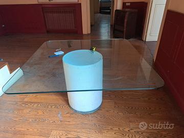 Tavolo di design quadrato in cristallo