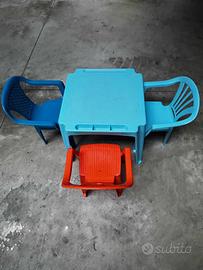 Tavolino bambini + 3 sedie plastica