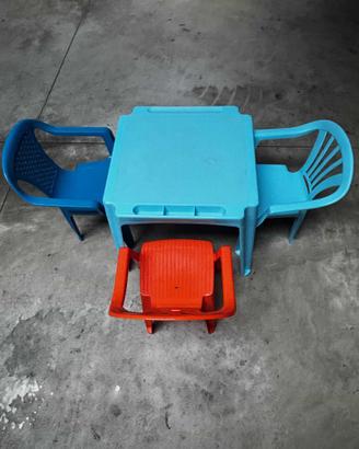 Tavolino bambini + 3 sedie plastica