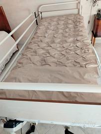 Letto infermieristico con rotelle