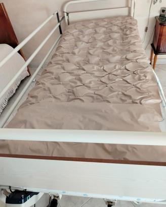 Letto infermieristico con rotelle