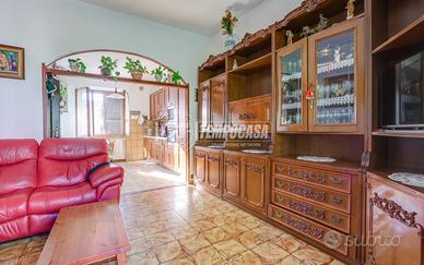 Soluzione in corte di due appartamenti