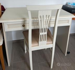 Scrivania con sedia