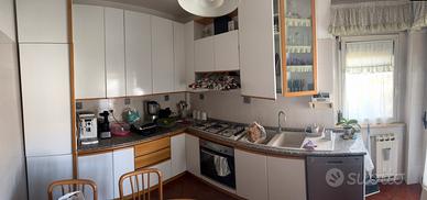 Cucina angolare eletrrodomestici e tavolo Berloni