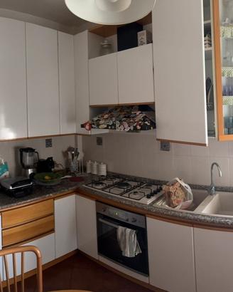 Cucina angolare eletrrodomestici e tavolo Berloni
