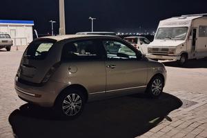 lancia y