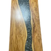 Tavolo in ulivo e resina