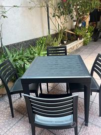 Tavolo con sedie