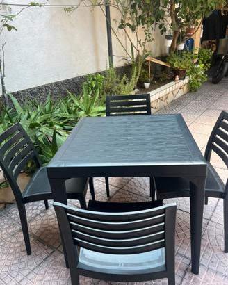Tavolo con sedie