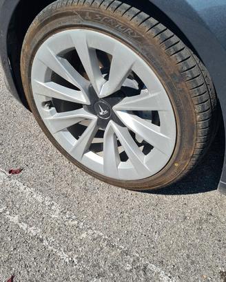 Ruote cerchi in lega Tesla con gomme da 19 pollici