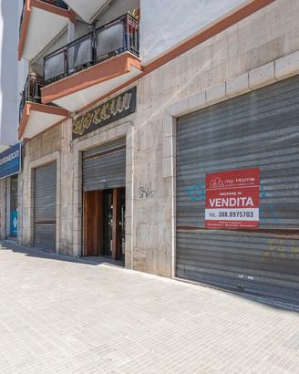 P.zza giovanni: locale commerciale con tre vetrine