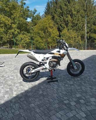 Husqvarna FC 450 targato Motard 