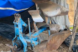 Aratro monovomere voltaorecchio meccanico